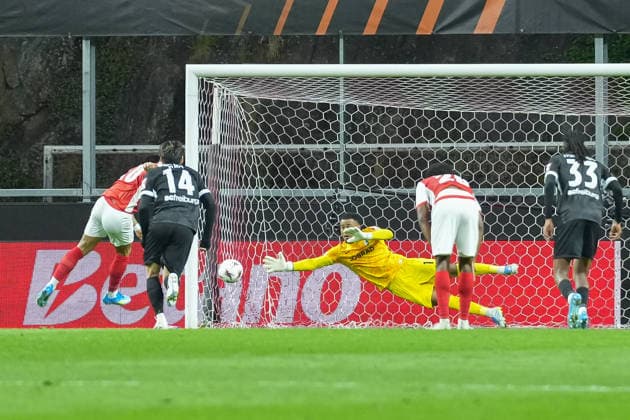 VAR, penalty, penalty kick, video evidence, Noah Atubolu SC Freiburg, 01 holds the penalty, Portugal, football, UEFA Europa League, semi-final, first leg, 2025 2026, SC Braga vs SC Freiburg, 30 04 2026, Estadio Municipal de Braga, Braga, Braga Estadio Municipal de Braga Cavado Portugal Copyright: xArnexAmbergx