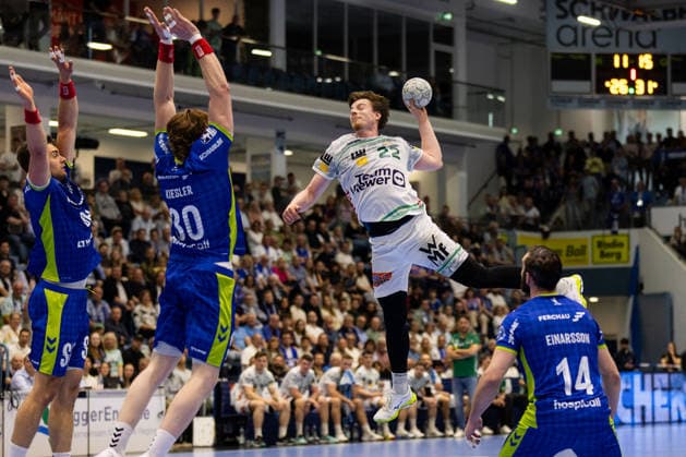 Erik PERSSON FRISCH AUF Goeppingen, 22 scores a goal, Action, Goal throw GER, VfL Gummersbach vs FRISCH AUF Goeppingen, Handball, Bundesliga, Matchday 30, Season 2025 2026, 30 04 2026, GER, VfL Gummersbach vs FRISCH AUF Goeppingen, Handball, Bundesliga, Matchday 30, Season 2025 2026, 30 04 2026, Gummersbach Copyright: xEibnerxPressefoto OliverxSchmidtx EP_OST