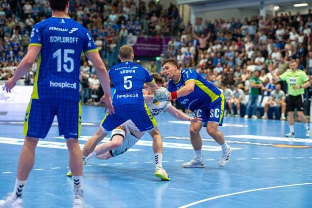 Tilen Kodrin, Outside, VfL Gummersbach 5 , Oskar Neudeck, Backcourt, Frisch Auf Goeppingen 2 , Å tÄpan Zeman, Circle Winger, VfL Gummersbach 66 , VfL Gummersbach vs Frisch Auf Goeppingen, Daikin Handball Bundesliga, Men , Matchday 30, 30 04 2026 Gummersbach NRW Germany Copyright: xkolbert-press MartinxWdziecznyx