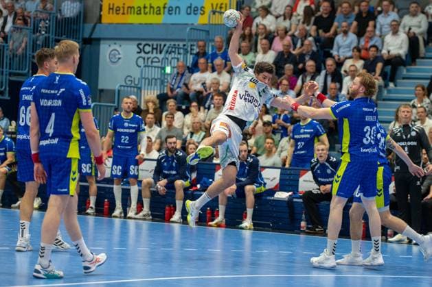 Rutger ten Velde, Outside, Frisch Auf Goeppingen 5 , Tom Kiesler, Backcourt, VfL Gummersbach 30 , VfL Gummersbach vs Frisch Auf Goeppingen, Daikin Handball Bundesliga, Men , Matchday 30, 30 04 2026 Gummersbach NRW Germany Copyright: xkolbert-press MartinxWdziecznyx