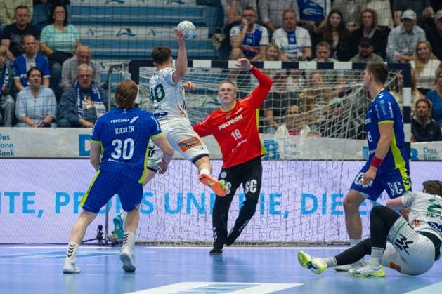 Tom Kiesler, backcourt, VfL Gummersbach 30 , Elias Newel, backcourt, Frisch Auf Goeppingen 40 , Bertram Obling, goalkeeper, VfL Gummersbach 16 , VfL Gummersbach vs Frisch Auf Goeppingen, Daikin Handball Bundesliga, Men , 30 Matchday, 30 04 2026 Gummersbach NRW Germany Copyright: xkolbert-press MartinxWdziecznyx