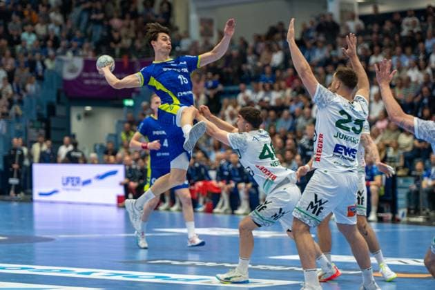 Miro Schluroff, backcourt, VfL Gummersbach 15 , Elias Newel, backcourt, Frisch Auf Goeppingen 40 , Ludvig Jurmala, rebounder, Frisch Auf Goeppingen 25 , VfL Gummersbach vs Frisch Auf Goeppingen, Daikin Handball Bundesliga, Men , Matchday 30, 30 04 2026 Gummersbach NRW Germany Copyright: xkolbert-press MartinxWdziecznyx