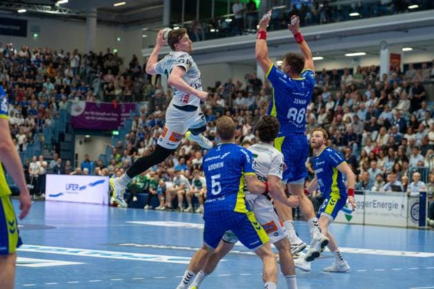 Erik Persson, Back, Frisch Auf Goeppingen 22 , Å tÄpan Zeman, Circle Winger, VfL Gummersbach 66 , Tilen Kodrin, Outside, VfL Gummersbach 5 , VfL Gummersbach vs Frisch Auf Goeppingen, Daikin Handball Bundesliga, Men , Matchday 30, 30 04 2026 Gummersbach NRW Germany Copyright: xkolbert-press MartinxWdziecznyx