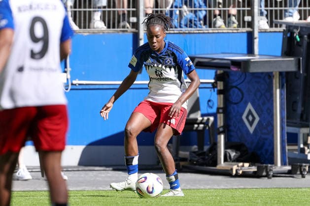 Magou Doucoure Hamburger SV, HSV, 2 on the ball, single image, full body, action, action, match scene, THE DFB GUIDELINES PROHIBIT ANY USE OF PHOTOGRAPHS AS IMAGE SEQUENCES AND OR QUASI VIDEO DFB REGULATIONS PROHIBIT ANY USE OF PHOTOGRAPHS AS IMAGE SEQUENCES AND OR QUASI VIDEO , 01 05 2026, Hamburg Germany , Soccer, Google Pixel Womens Bundesliga, Hamburger SV 1 FC Union Berlin xobx