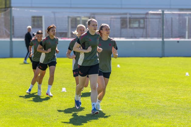 The players of FC Bayern Muenchen run in training, Franziska Kett FC Bayern Muenchen, 20 with Katharina Naschenweng FC Bayern Muenchen, 19 and Pernille Harder FC Bayern Muenchen, 21 , with Momoko Tanikawa FC Bayern Muenchen, 18 , GER, Official final training FC Bayern Muenchen, Football, UEFA Womens Champions League, semi-final, second leg, 2025 2026 season, 02 05 2026, GER, Official final training FC Bayern Muenchen, Football, UEFA Womens Champions League, semi-final, second leg, 2025 2026 season, 02 05 2026 Muenchen Copyright: xEibner-Pressefoto JennixMaulx EP_JML
