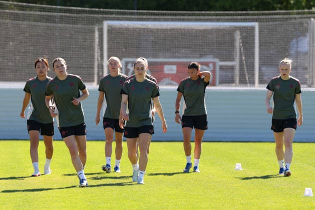 The players of FC Bayern Muenchen at training, Momoko Tanikawa FC Bayern Muenchen, 18 with Barbara Dunst FC Bayern Muenchen, 28 and Pernille Harder FC Bayern Muenchen, 21 , with Katharina Naschenweng FC Bayern Muenchen, 19 and Arianna Caruso FC Bayern Muenchen, 27 , with Franziska Kett FC Bayern Muenchen, 20 , GER, Official final training FC Bayern Muenchen, Football, UEFA Womens Champions League, semi-final, second leg, 2025 2026 season, 02 05 2026, GER, Official final training FC Bayern Muenchen, Football, UEFA Womens Champions League, semi-final, second leg, 2025 2026 season, 02 05 2026 Muenchen Copyright: xEibner-Pressefoto JennixMaulx EP_JML