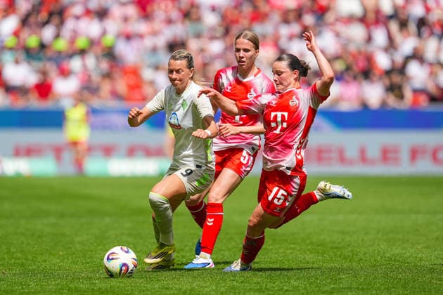 02 05 2026, xydrx, Women, Football, 1 Women Bundesliga, 1 FC Köln SV Werder Bremen, Season 2025 2026, RheinEnergieSTADION Medina Desic SV Werder Bremen, 9 in duel against Celina Degen FC Köln, 5 and Amelie Bohnen FC Köln, 15 DFB regulations prohibit any use of photographs as image sequences and or quasi video Copyright: HMBxMedia YannisxDreimann