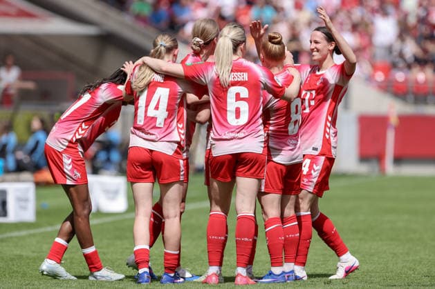 Players of 1 FC Köln with goal celebration, cheering, jubilant, optimistic, game scene, highlight, joy about the goal to 2 0, THE DFB REGULATIONS PROHIBIT ANY USE OF PHOTOGRAPHS AS IMAGE SEQUENCES AND OR QUASI VIDEO , 02 05 2026, Bremen Germany , Football, Regionalliga Nord, SV Werder Bremen II Hamburger SV II xobx