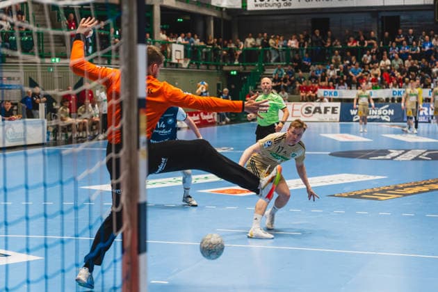 Christopher Rudeck Bergischer HC, 01 trying to stop a 7-meter from August Pedersen TSV Hannover Burgdorf, 17 Bergischer HC vs TSV Hannover Burgdorf, Handball, Daikin 1 HBL, Matchday 30, Season 2025 26, 02 04 2026, Bergischer HC vs TSV Hannover Burgdorf, Handball, Daikin 1 HBL, Matchday 30, Season 2025 26, 02 04 2026 Wuppertal Copyright: xEibner-Pressefoto LukasxBaldygax EP_LBA