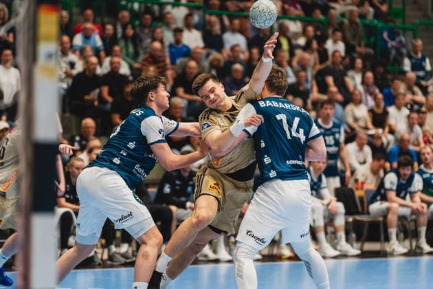 Soeren Steinhaus Bergischer HC, 53 in a duel with Renars Uscins TSV Hannover Burgdorf, 10 who wants to throw and is held by Gerdas Babarskas Bergischer HC, 14 Bergischer HC vs TSV Hannover Burgdorf, Handball, Daikin 1 HBL, Matchday 30, Season 2025 26, 02 04 2026, Bergischer HC vs TSV Hannover Burgdorf, Handball, Daikin 1 HBL, Matchday 30, Season 2025 26, 02 04 2026 Wuppertal Copyright: xEibner-Pressefoto LukasxBaldygax EP_LBA