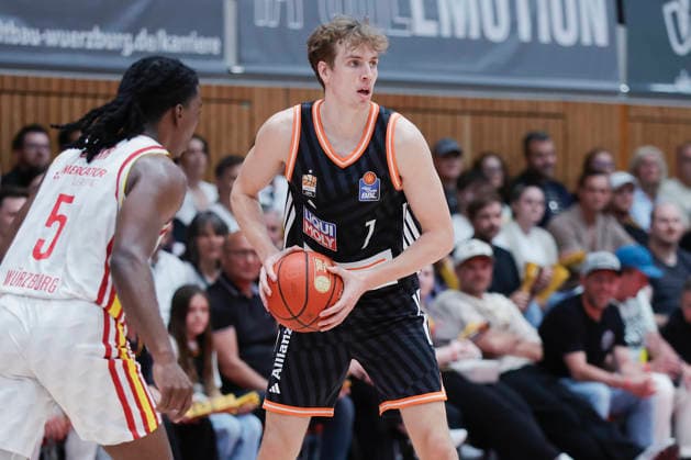 In the picture from left Marcus Carr Wuerzburg Baskets, 5 against Tobias Jensen ratiopharm Ulm, 7 on the ball 02 05 2026, Basketball, Fitness First Wuerzburg Baskets vs ratiopharm Ulm, easyCredit BBL, 32 Matchday, Germany, 97072, tectake Arena Wuerzburg, Copyright: HMBxMedia xJulienxBecker