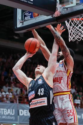In the picture from left Christian Sengfelder ratiopharm Ulm, 43 is blocked by David Muenkat Wuerzburg Baskets, 55 02 05 2026, Basketball, Fitness First Wuerzburg Baskets vs ratiopharm Ulm, easyCredit BBL, 32 Matchday, Germany, 97072, tectake Arena Wuerzburg, Copyright: HMBxMedia xJulienxBecker