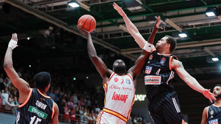 In the picture from left Justin Simon ratiopharm Ulm, 15 , Eddy Edigin Wuerzburg Baskets, 27 on the ball and Christopher Ledlum ratiopharm Ulm, 4 02 05 2026, Basketball, Fitness First Wuerzburg Baskets vs ratiopharm Ulm, easyCredit BBL, Matchday 32, Germany, 97072, tectake Arena Wuerzburg, Copyright: HMBxMedia xJulienxBecker