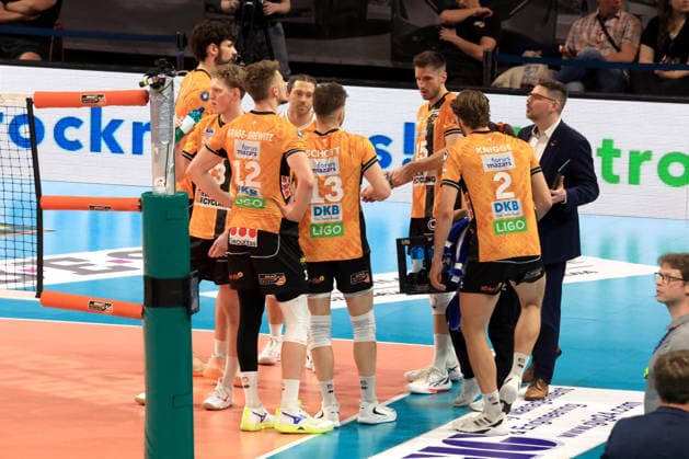 DEU, DVV, 1 VBL, BR Volleys vs SVG Lueneburg, 02 05 2026, Max Schmeling Halle, Berlin, DEU, DVV, 1 VBL, BR Volleys vs SVG Lueneburg, in the picture coach Alexandre Leal BR Volleys , BR Volleys players circle nordphotoxGmbHx xEngler nph00076