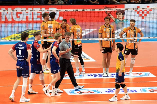 DEU, DVV, 1 VBL, BR Volleys vs SVG Lueneburg, 02 05 2026, Max Schmeling Halle, Berlin, DEU, DVV, 1 VBL, BR Volleys vs SVG Lueneburg, in the picture BR Volleys players circle, Lueneburg players circle nordphotoxGmbHx xEngler nph00076