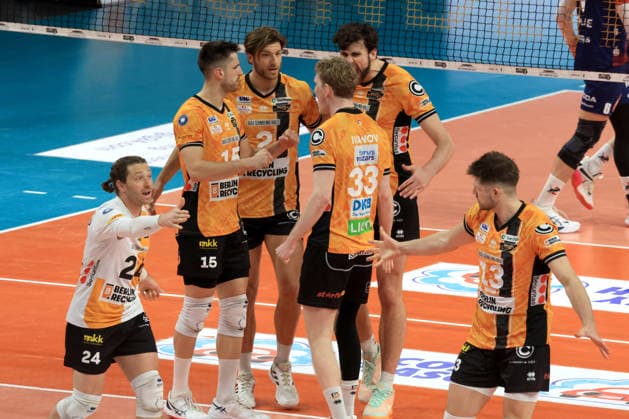 DEU, DVV, 1 VBL, BR Volleys vs SVG Lueneburg, 02 05 2026, Max Schmeling Halle, Berlin, DEU, DVV, 1 VBL, BR Volleys vs SVG Lueneburg, in the picture BR Volleys players circle, Kyle Dagostino BR Volleys 24 , Ruben Schott BR Volleys 13 nordphotoxGmbHx xEngler nph00076