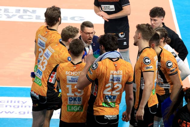DEU, DVV, 1 VBL, BR Volleys vs SVG Lueneburg, 02 05 2026, Max Schmeling Halle, Berlin, DEU, DVV, 1 VBL, BR Volleys vs SVG Lueneburg, in the picture coach Alexandre Leal BR Volleys , BR Volleys players circle nordphotoxGmbHx xEngler nph00076