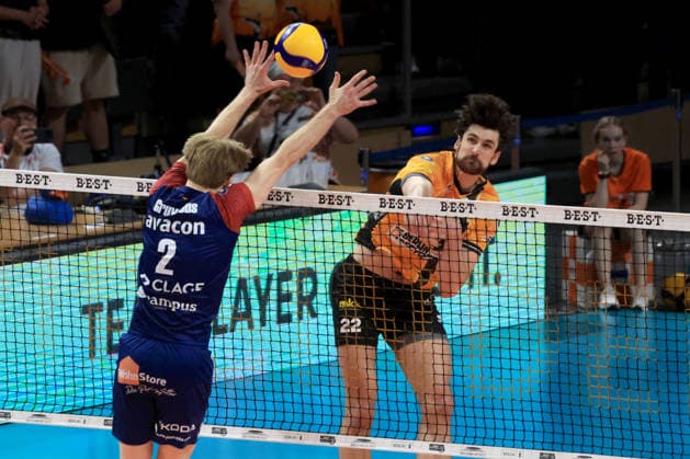 DEU, DVV, 1 VBL, BR Volleys vs SVG Lueneburg, 02 05 2026, Max Schmeling Halle, Berlin, DEU, DVV, 1 VBL, BR Volleys vs SVG Lueneburg, in the picture Jake Hanes BR Volleys 22 , Daniel Gruvaeus Lueneburg 2 nordphotoxGmbHx xEngler nph00076