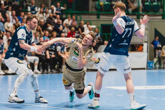 Gerdas Babarskas Bergischer HC, 14 in a duel with Thomas Alfred Solstad TSV Hannover Burgdorf, 44 who goes down, Johannes Wasielewski Bergischer HC, 77 kicks to stretch Bergischer HC vs TSV Hannover Burgdorf, Handball, Daikin 1 HBL, Matchday 30, Season 2025 26, 02 04 2026, Bergischer HC vs TSV Hannover Burgdorf, Handball, Daikin 1 HBL, Matchday 30, Season 2025 26, 02 04 2026 Wuppertal Copyright: xEibner-Pressefoto LukasxBaldygax EP_LBA