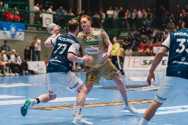 Johannes Wasielewski Bergischer HC, 77 in duel with Lukas Stutzke TSV Hannover Burgdorf, 39 Bergischer HC vs TSV Hannover Burgdorf, Handball, Daikin 1 HBL, Matchday 30, Season 2025 26, 02 04 2026, Bergischer HC vs TSV Hannover Burgdorf, Handball, Daikin 1 HBL, Matchday 30, Season 2025 26, 02 04 2026 Wuppertal Copyright: xEibner-Pressefoto LukasxBaldygax EP_LBA
