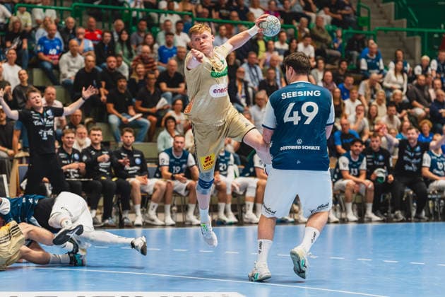 Arnor Por Gunnarsson Bergischer HC, coach protests and raises his arms, Vilhelm Poulsen TSV Hannover Burgdorf, 09 rises high to throw, Aron Seesing Bergischer HC, 49 comes too late Bergischer HC vs TSV Hannover Burgdorf, Handball, Daikin 1 HBL, Matchday 30, Season 2025 26, 02 04 2026, Bergischer HC vs TSV Hannover Burgdorf, Handball, Daikin 1 HBL, Matchday 30, Season 2025 26, 02 04 2026 Wuppertal Copyright: xEibner-Pressefoto LukasxBaldygax EP_LBA