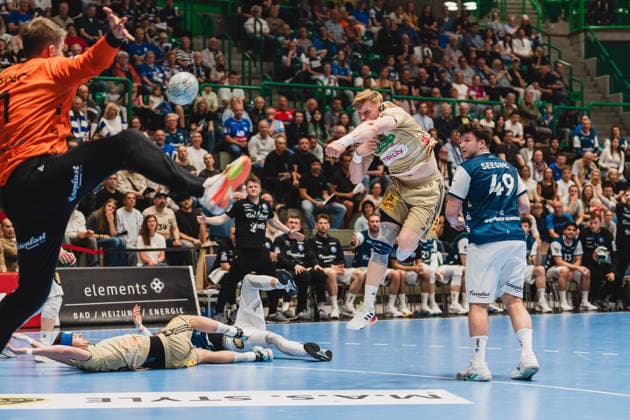 Arnor Por Gunnarsson Bergischer HC, coach protests and raises his arms, Christopher Rudeck Bergischer HC, 01 tries to hold Vilhelm Poulsen TSV Hannover Burgdorf, 09s throw, the latter climbs up to throw, Aron Seesing Bergischer HC, 49 comes too late Bergischer HC vs TSV Hannover Burgdorf, Handball, Daikin 1 HBL, Matchday 30, Season 2025 26, 02 04 2026, Bergischer HC vs TSV Hannover Burgdorf, Handball, Daikin 1 HBL, Matchday 30, Season 2025 26, 02 04 2026 Wuppertal Copyright: xEibner-Pressefoto LukasxBaldygax EP_LBA
