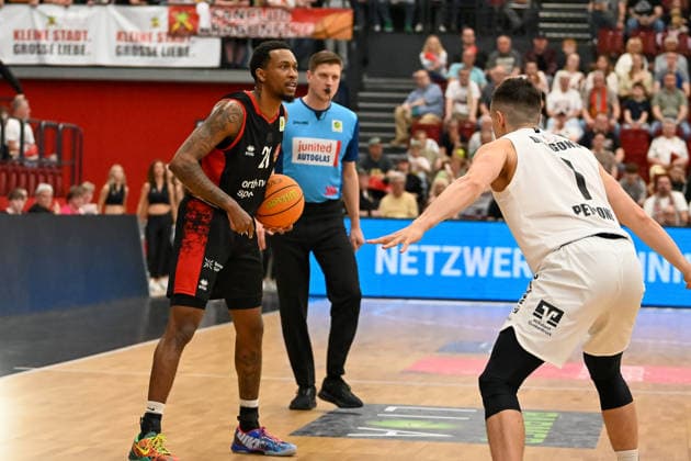 John Williams jr Bayer Giants Leverkusen, 21 vs Nate Patrone Artland Dragons, 01 Artland Dragons vs Bayer Giants Leverkusen, 2 Basketball Bundesliga, Pro A, 34 Matchday, Season 2025 2026, 02 05 2026, Artland Dragons vs Bayer Giants Leverkusen, 2 Basketball Bundesliga, Pro A, 34 Matchday, Season 2025 2026, 02 05 2026 Quakenbrueck Copyright: xEibner-Pressefoto RobertxGertzenx EP_RGN