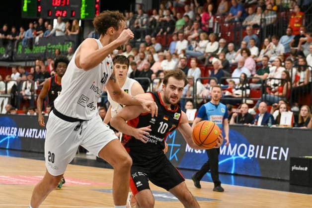 Sebastian Brach Bayer Giants Leverkusen, 10 vs Linus Ruf Artland Dragons, 20 Artland Dragons vs Bayer Giants Leverkusen, 2 Basketball Bundesliga, Pro A, 34 Matchday, Season 2025 2026, 02 05 2026, Artland Dragons vs Bayer Giants Leverkusen, 2 Basketball Bundesliga, Pro A, 34 Matchday, Season 2025 2026, 02 05 2026 Quakenbrueck Copyright: xEibner-Pressefoto RobertxGertzenx EP_RGN