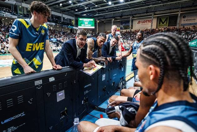 Lazar Spasic Head Coach EWE Baskets Oldenburg with team during timeout, Vet Concept Gladiators Trier vs EWE Baskets Oldenburg, Basketball , Basketball, easyCredit BBL, Matchday 32, Season 2025 2026, 02 05 2026 Vet Concept Gladiators Trier vs EWE Baskets Oldenburg, Basketball , Basketball, easyCredit BBL, Matchday 32, Season 2025 2026, 02 05 2026 Copyright: xEibner-Pressefoto AlexanderxNeisx EP_ANS