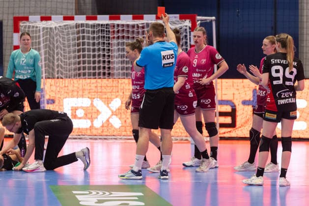 Red card Nele Franz TuS Metzingen, 10 GER, BSV Sachsen Zwickau vs TuS Metzingen, Handball, Women, 1 Bundesliga, Matchday 3, Season 2025 2026, 02 05 2026 GER, BSV Sachsen Zwickau vs TuS Metzingen, Handball, Women, 1 Bundesliga, Matchday 3, Season 2025 2026, 02 05 2026 Zwickau Copyright: xEibner-Pressefoto MarkoxUngerx EP_EER