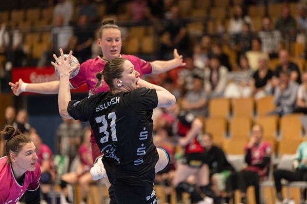 Throw Victoria Hasselbusch BSV Sachsen Zwickau, 31 GER, BSV Sachsen Zwickau vs TuS Metzingen, Handball, Women, 1 Bundesliga, Matchday 3, Season 2025 2026, 02 05 2026 GER, BSV Sachsen Zwickau vs TuS Metzingen, Handball, Women, 1 Bundesliga, Matchday 3, Season 2025 2026, 02 05 2026 Zwickau Copyright: xEibner-Pressefoto MarkoxUngerx EP_EER