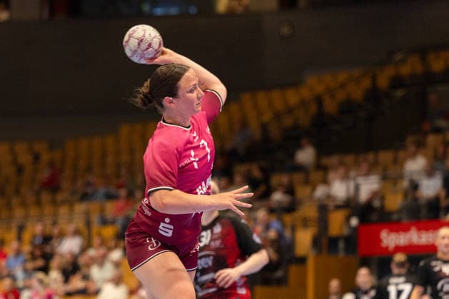 Throw Sabrina Tröster TuS Metzingen, 07 GER, BSV Sachsen Zwickau vs TuS Metzingen, Handball, Women, 1 Bundesliga, Matchday 3, Season 2025 2026, 02 05 2026 GER, BSV Sachsen Zwickau vs TuS Metzingen, Handball, Women, 1 Bundesliga, Matchday 3, Season 2025 2026, 02 05 2026 Zwickau Copyright: xEibner-Pressefoto MarkoxUngerx EP_EER