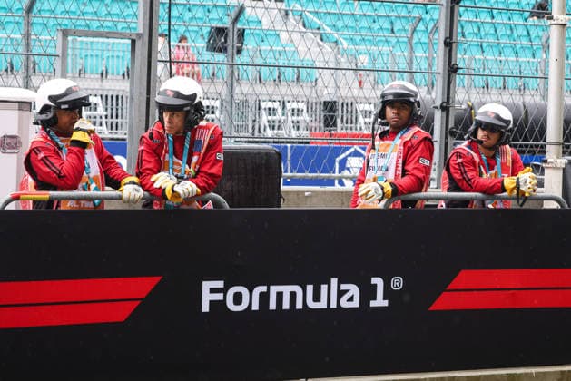 F1 - MIAMI GRAND PRIX 2026 marshall, commissaire de piste, marshal, marshalls, marshals during the Formula 1 Miami Grand Prix 2026, 4th round of the 2026 Formula One World Championship, WM, Weltmeisterschaft from May 1 to 3, 2026 on the Miami International Autodrome, in Miami Gardens, USA - Miami GardensUnited States Copyright: xANTONINxVINCENTx