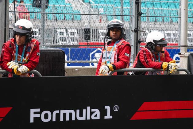 F1 - MIAMI GRAND PRIX 2026 marshall, commissaire de piste, marshal, marshalls, marshals during the Formula 1 Miami Grand Prix 2026, 4th round of the 2026 Formula One World Championship, WM, Weltmeisterschaft from May 1 to 3, 2026 on the Miami International Autodrome, in Miami Gardens, USA - Miami GardensUnited States Copyright: xANTONINxVINCENTx