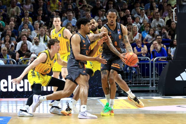 DEU, easyCredit BBL, ALBA vs Chemnitz, 03 05 2026, Uber Arena, Berlin, DEU, easyCredit BBL, ALBA vs Chemnitz, pictured Alex OÕConnell ALBA Berlin 3 , Justin Bean ALBA Berlin 34 , Norris Agbakoko ALBA Berlin 17 , Kostja Mushidi, Kevin Yebo Chemnitz 0 nordphotoxGmbHx xEngler nph00076