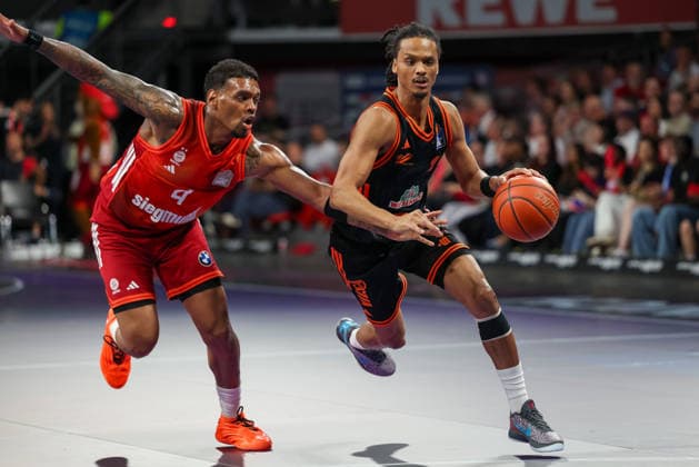 Alonzo Verge Jr RASTA Vechta, 11 in duel with Xavier Rathan Mayes FC Bayern Basketball, 04 , GER, FC Bayern Basketball vs Rasta Vechta, Basketball, easycredit Basketball Bundesliga, 32 Matchday, Season 2025 2026, 03 05 2026, GER, FC Bayern Basketball vs Rasta Vechta, Basketball, easycredit Basketball Bundesliga, 32 Matchday, Season 2025 2026, 03 05 2026 Munich Copyright: xEibner-Pressefoto JennixMaulx EP_JML