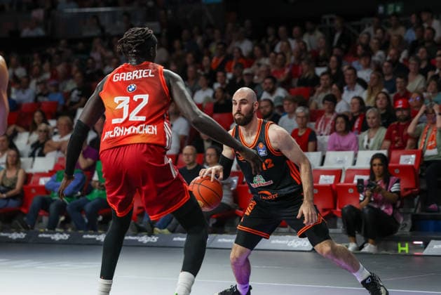 Tommy Kuhse RASTA Vechta, 12 with ball with Wenyen Gabriel FC Bayern Basketball, 32 , GER, FC Bayern Basketball vs Rasta Vechta, Basketball, easycredit Basketball Bundesliga, 32 Matchday, Season 2025 2026, 03 05 2026, GER, FC Bayern Basketball vs Rasta Vechta, Basketball, easycredit Basketball Bundesliga, 32 Matchday, Season 2025 2026, 03 05 2026 Munich Copyright: xEibner-Pressefoto JennixMaulx EP_JML