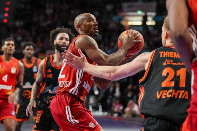 Isiaha Mike FC Bayern Basketball, 22 with ball with Lars Thiemann RASTA Vechta, 21 , GER, FC Bayern Basketball vs Rasta Vechta, Basketball, easycredit Basketball Bundesliga, 32 Matchday, Season 2025 2026, 03 05 2026, GER, FC Bayern Basketball vs Rasta Vechta, Basketball, easycredit Basketball Bundesliga, 32 Matchday, Season 2025 2026, 03 05 2026 Munich Copyright: xEibner-Pressefoto JennixMaulx EP_JML