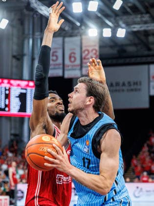 Ejiofor Onu BMA365 Bamberg Baskets, 35 , Niklas Wimberg Hamburg Towers, 17 , BMA365 Bamberg Baskets vs Veolia Towers Hamburg, Basketball, easyCredit BBL, Matchday 32, 03 05 2026 BMA365 Bamberg Baskets vs Veolia Towers Hamburg, Basketball, easyCredit BBL, Matchday 32, 03 05 2026 Bamberg Copyright: xEibner-Pressefoto G.xSantemizx EP_EER