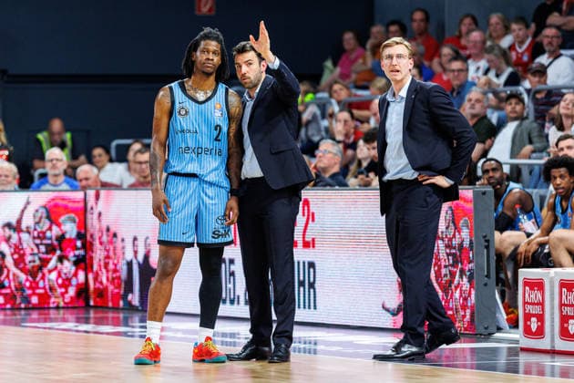 Leonard Thorpe Jr Hamburg Towers, 02 , Benka Barloschky Hamburg Towers, Coach , Jacob Hollatz Hamburg Towers, Co Coach , BMA365 Bamberg Baskets vs Veolia Towers Hamburg, Basketball, easyCredit BBL, Matchday 32, 03 05 2026 BMA365 Bamberg Baskets vs Veolia Towers Hamburg, Basketball, easyCredit BBL, Matchday 32, 03 05 2026 Bamberg Copyright: xEibner-Pressefoto G.xSantemizx EP_EER