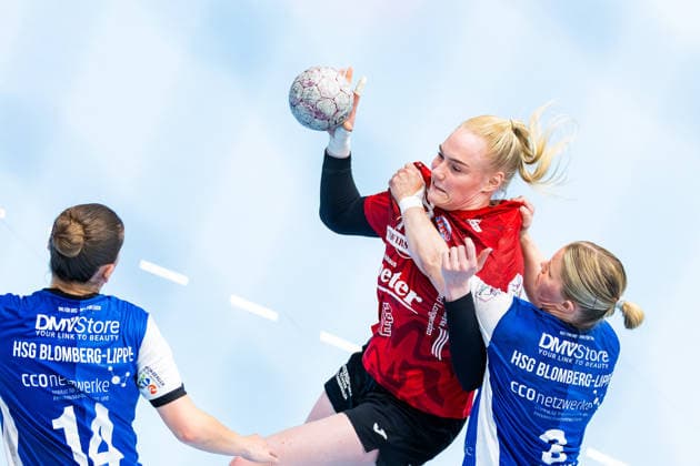 03 05 2026, GER, Handball, Women, Season 2025 2026, Alsco 1 Bl, PlayOff Semi-Final Game 2, Thueringer HC HSG Blomberg Lippe Ona Vegue i Pena HSG Blomberg Lippe , Johanna Reichert Thueringer HC,29 , Laura Rueffieux HSG Blomberg Lippe 99947 Bad Langensalza Salza Halle Sporthalle Mehrz Thüringen Germany