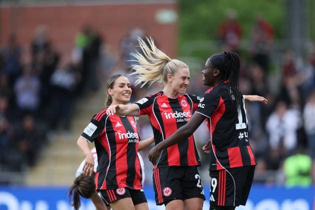 GER, Frankfurt, Eintracht Frankfurt vs FC Nürnberg, Google Pixel Bundesliga, Football, DFB, Season 2025 2026, Stadion am Brentanobad, 24 Matchday in picture Rebecka Blomqvist Eintracht Frankfurt Women 28 hugs goal scorer Nicole Anyomi Eintracht Frankfurt Women 19 , Goal, Cheers and joy, Emotions DFB DFL REGULATIONS PROHIBIT ANY USE OF PHOTOGRAPHS AS IMAGE SEQUENCES AND OR QUASI VIDEO, 04 05 2026 Copyright: HMBxMedia HendrikxHamelau