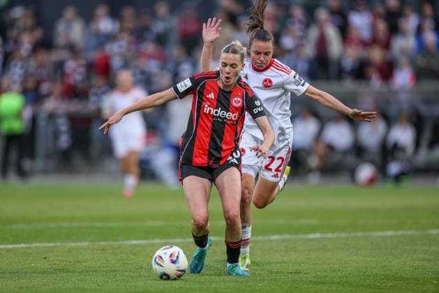 GER, Frankfurt, Eintracht Frankfurt vs FC Nuremberg, Google Pixel Bundesliga, Football, DFB, Season 2025 2026, Stadion am Brentanobad, 24 Matchday in picture f l Laura Freigang Eintracht Frankfurt Women 10 , Julia Pollak 1 FC Nuremberg Women 22 , Duel DFB DFL REGULATIONS PROHIBIT ANY USE OF PHOTOGRAPHS AS IMAGE SEQUENCES AND OR QUASI VIDEO, 04 05 2026 Copyright: HMBxMedia HendrikxHamelau