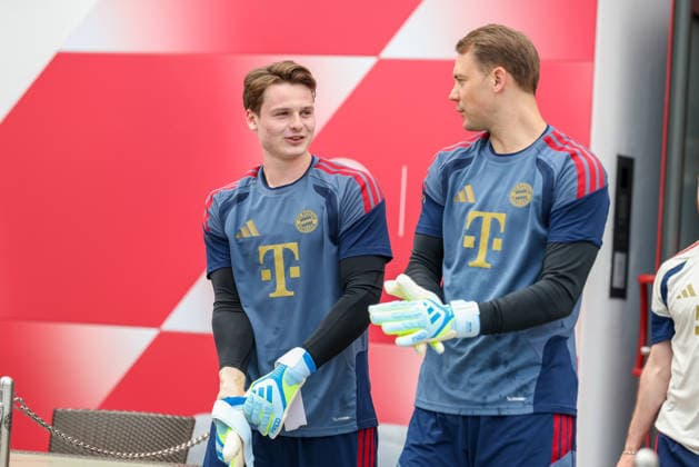 Jonas Urbig FC Bayern Muenchen, 40 and Manuel Neuer FC Bayern Muenchen, 01 laughing on the way to training, GER, final training, FC Bayern Muenchen, football, UEFA Champions League, semi-final, second leg, 2025 2026 season, 05 05 2026, GER, final training, FC Bayern Muenchen, football, UEFA Champions League, semi-final, second leg, 2025 2026 season, 05 05 2026 Muenchen Copyright: xEibner-Pressefoto JennixMaulx EP_JML