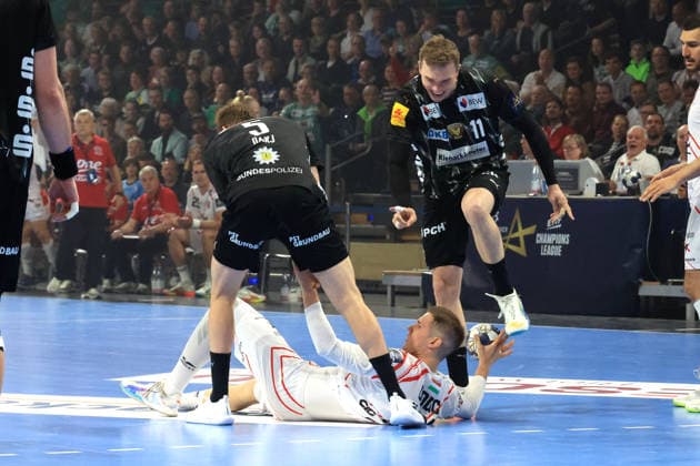 DEU, Machineseeker EHF Champions League, Fuechse Berlin vs One VeszprŽm HC, 06 05 2026, Max Schmeling Halle, Berlin, DEU, Machineseeker EHF Champions League, Fuechse Berlin vs One VeszprŽm HC, in the picture Lasse Andersson Fuechse Berlin 11 , Max Darj Fuechse Berlin 5 , Dragan Pechmalbec Veszprem 46 nordphotoxGmbHx xEngler nph00076