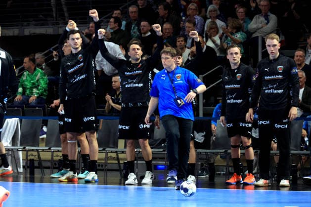 DEU, Machineseeker EHF Champions League, Fuechse Berlin vs One VeszprŽm HC, 06 05 2026, Max Schmeling Halle, Berlin, DEU, Machineseeker EHF Champions League, Fuechse Berlin vs One VeszprŽm HC, in the picture head coach Nicolej Krickau Fuechse Berlin , Fuechse players bench nordphotoxGmbHx xEngler nph00076