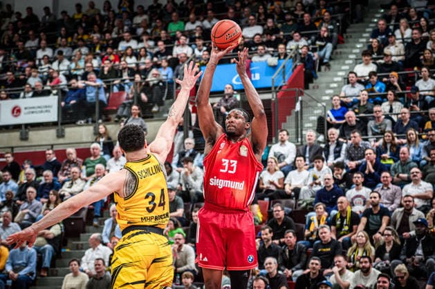 David McCormack FC Bayern Basketball, 33 vs Gavin Schilling MHP RIESEN Ludwigsburg, 34 GER, MHP Riesen Ludwigsburg vs FC Bayern Muenchen Basketball, Basketball Bundesliga, easycredit BBL, 33 Matchday, Season 2025 2026, 07 05 2026 GER, MHP Riesen Ludwigsburg vs FC Bayern Muenchen Basketball, Basketball Bundesliga, easycredit BBL, 33 Matchday, Season 2025 2026, 07 05 2026 Ludwigsburg Copyright: xSandyxDinkelackerx EP_SDR