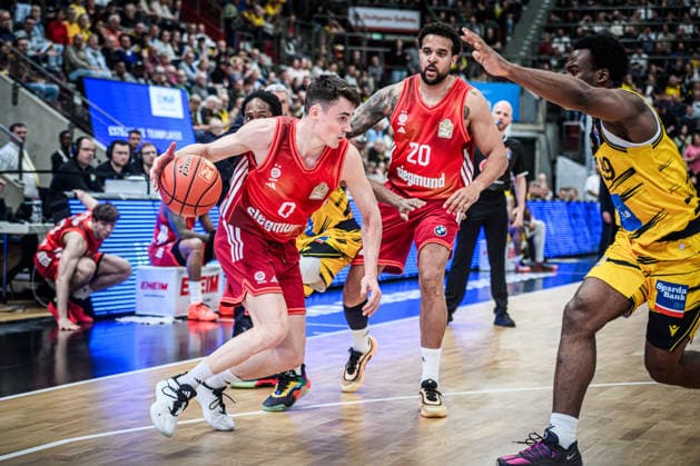 Nenad Dimitrijevic FC Bayern Basketball, 00 with Elias Harris FC Bayern Basketball, 20 , re Maxwell Dongmo Temoka MHP RIESEN Ludwigsburg, 39 tries to stop Bayern GER, MHP Riesen Ludwigsburg vs FC Bayern Muenchen Basketball, Basketball Bundesliga, easycredit BBL, 33 Matchday, Season 2025 2026, 07 05 2026 GER, MHP Riesen Ludwigsburg vs FC Bayern Muenchen Basketball, Basketball Bundesliga, easycredit BBL, 33 Matchday, Season 2025 2026, 07 05 2026 Ludwigsburg Copyright: xSandyxDinkelackerx EP_SDR