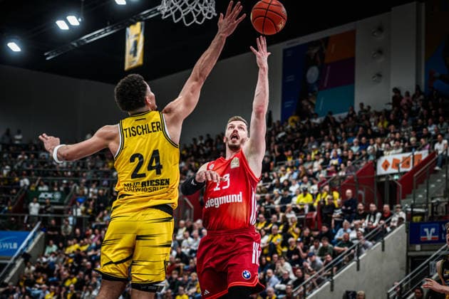 Andreas Obst FC Bayern Basketball, 13 vs Brandon Tischler MHP RIESEN Ludwigsburg, 24 GER, MHP Riesen Ludwigsburg vs FC Bayern Muenchen Basketball, Basketball Bundesliga, easycredit BBL, 33 Matchday, Season 2025 2026, 07 05 2026 GER, MHP Riesen Ludwigsburg vs FC Bayern Muenchen Basketball, Basketball Bundesliga, easycredit BBL, 33 Matchday, Season 2025 2026, 07 05 2026 Ludwigsburg Copyright: xSandyxDinkelackerx EP_SDR