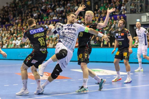 07 05 2026, xgox, Handball EHF Champions League 1 4 Final SC Magdeburg Pick Szeged v l Elvar Oern Jonsson Magdeburg, 19 , Bence Banhini Szeged, 27 , Magnus Saugstrup Magdeburg, 23 duel, duel, fight, tackle Magdeburg
